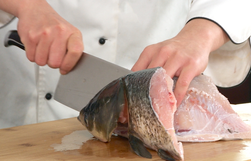 Fish Head Hot Pot COOKING STEP 1