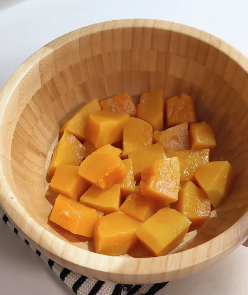 Pumpkin Sesame Pancake COOKING STEP 1