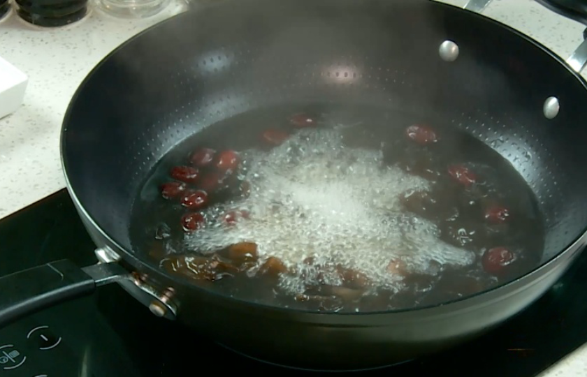 Black Fungus Red Date Soup COOKING STEP 3