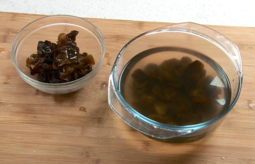 Black Fungus Red Date Soup COOKING STEP 2