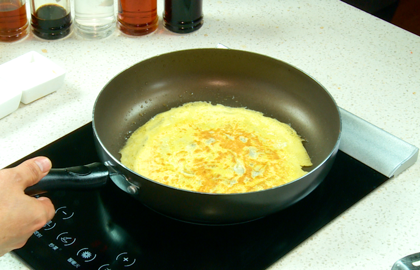 Fry the egg pancake