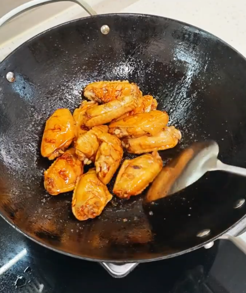 Heat oil in a pan, add rock sugar, and simmer the sugar