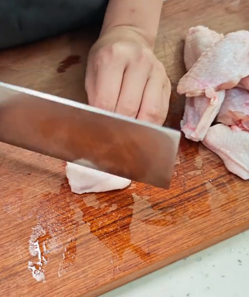 Clean the thawed chicken wings