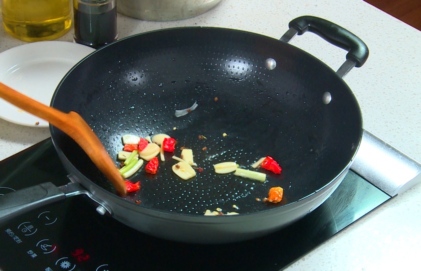 Stir-fry the ingredients