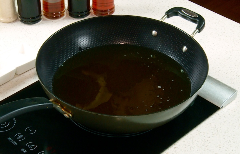 Start a pan and pour 2 liters of oil into the pan