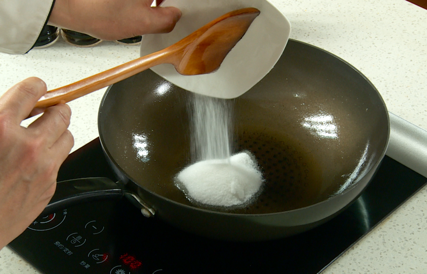 Stir-fry to make caramel