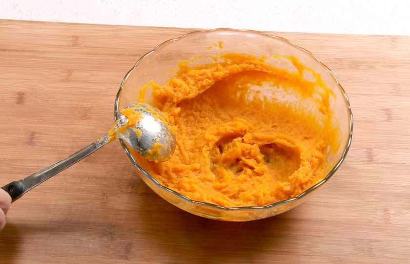 Put the steamed sweet potatoes into a bowl