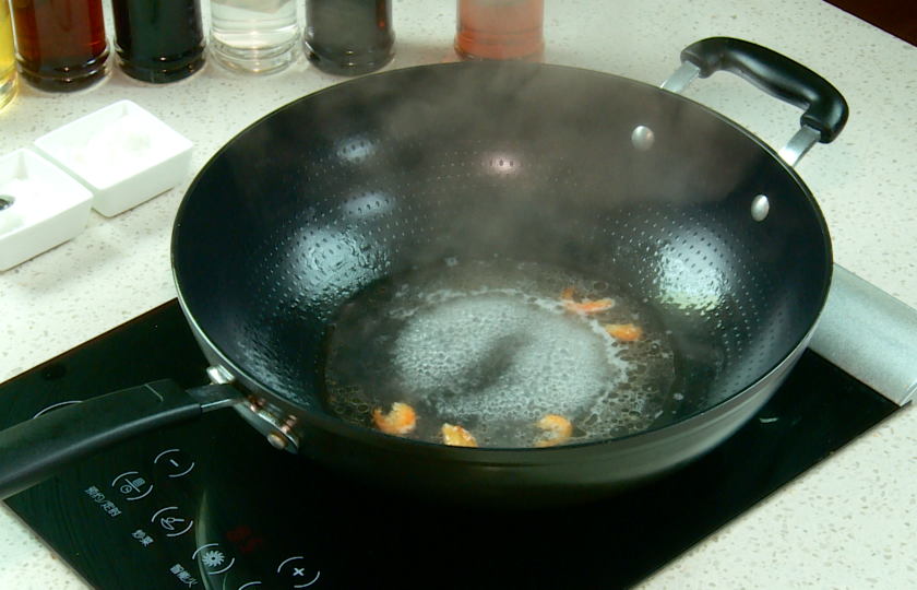 Fry dried shrimps and make sauce