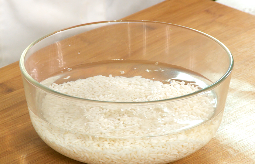 Soaking glutinous rice