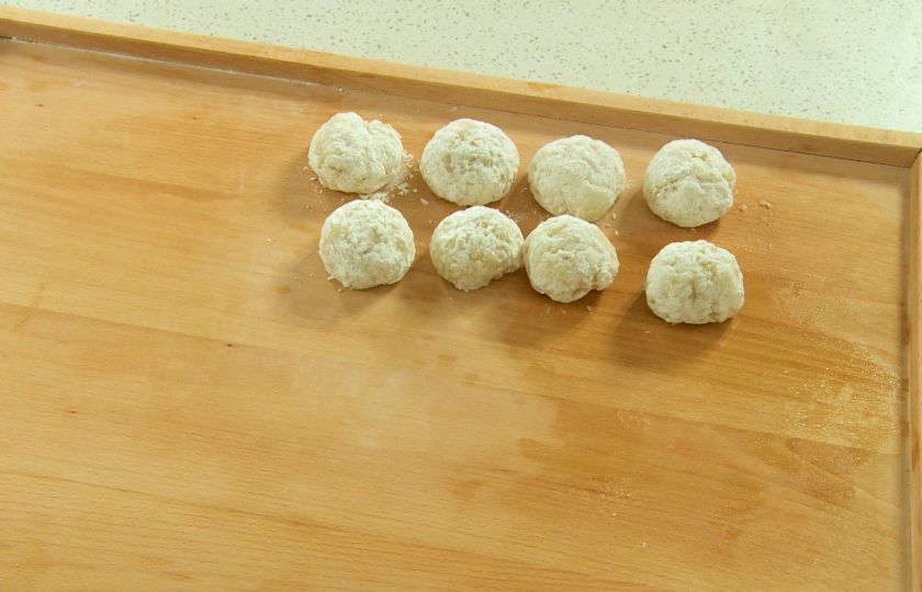 Making glutinous rice dough