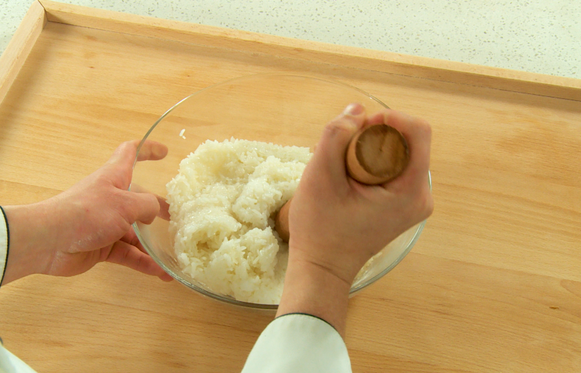 Mashing glutinous rice