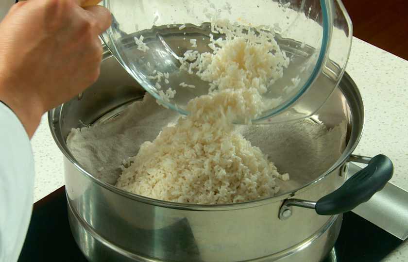 Steaming glutinous rice