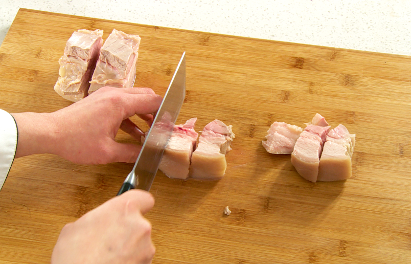 Cutting streaky pork