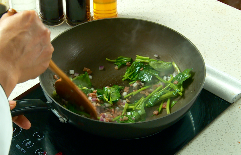 stir-fry the bacon,onion and spinach