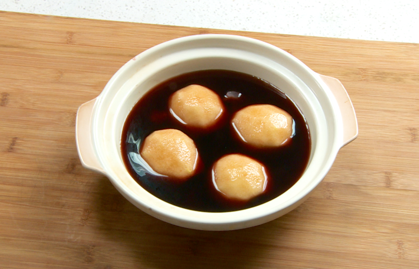 Then continue to pour 200ml of red wine into the stew pot