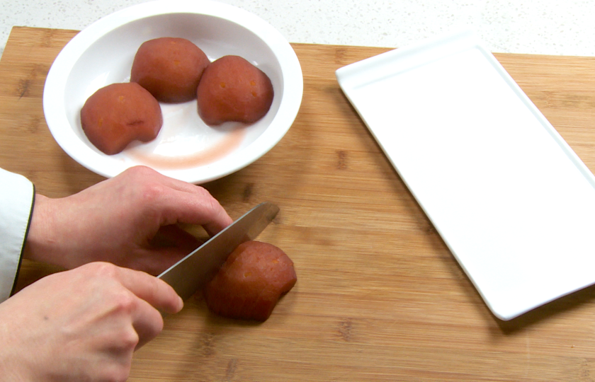 When the pears are slightly cooled, cut them