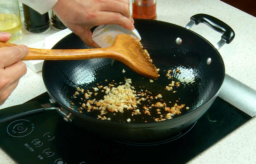 Stir-fry minced garlic