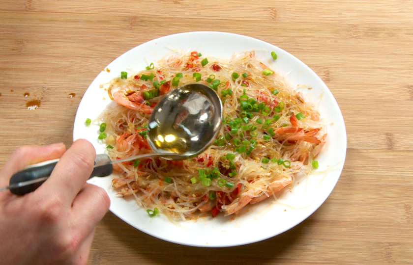 Pour hot oil on vermicelli