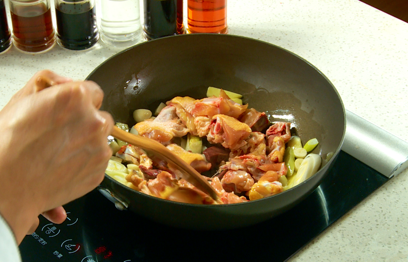 Stir-fry chicken pieces