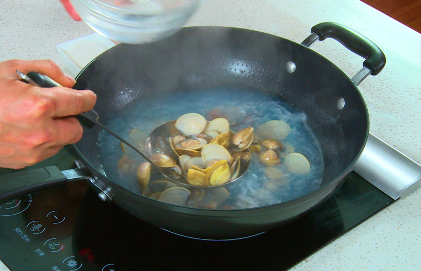 Blanching clams