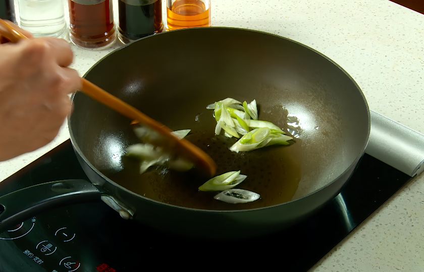 Fry the fragrance of green onions