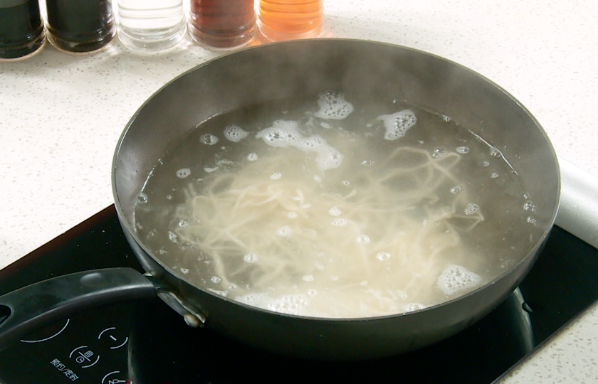 Boiling noodles