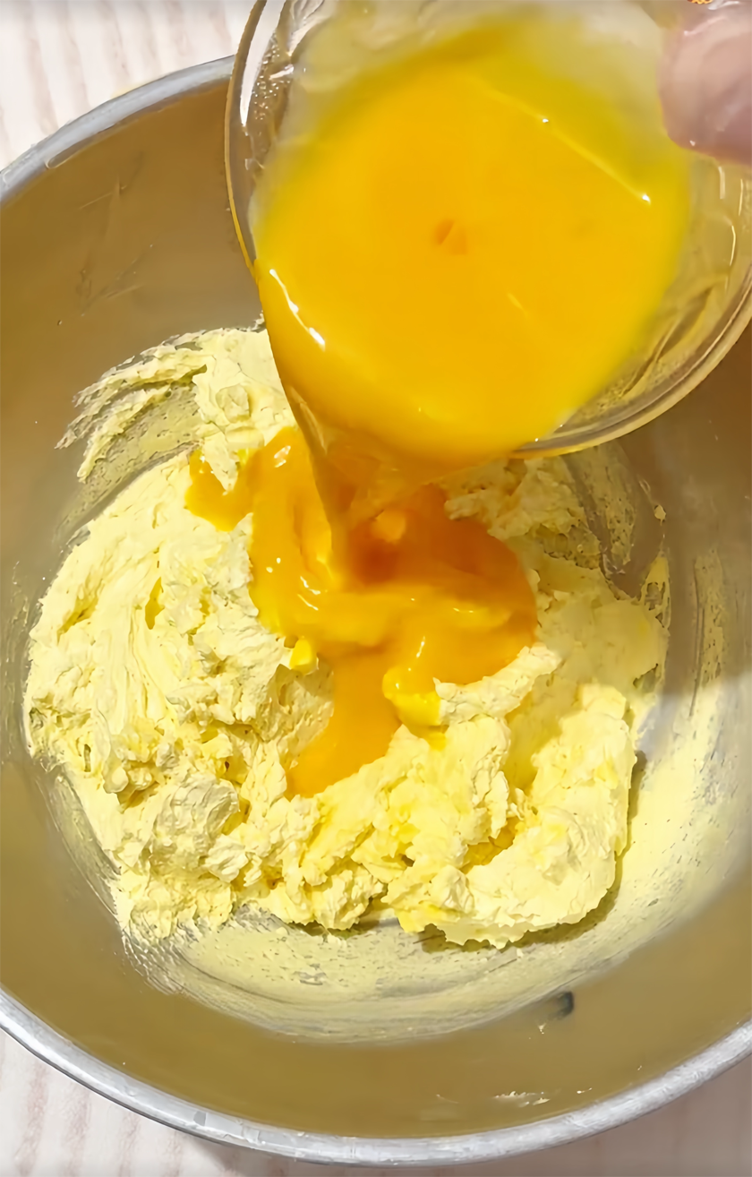 add a little egg liquid and a little vanilla