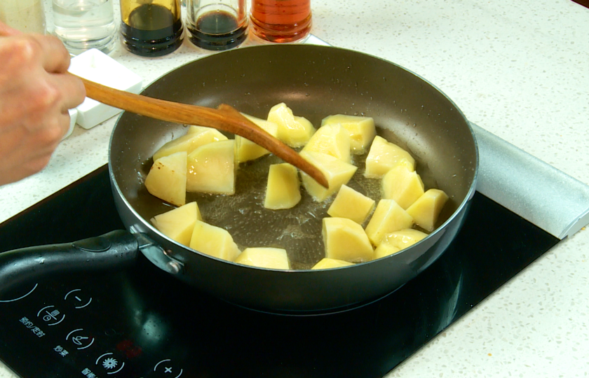 Fry and stir-fry potatoes in hot oil