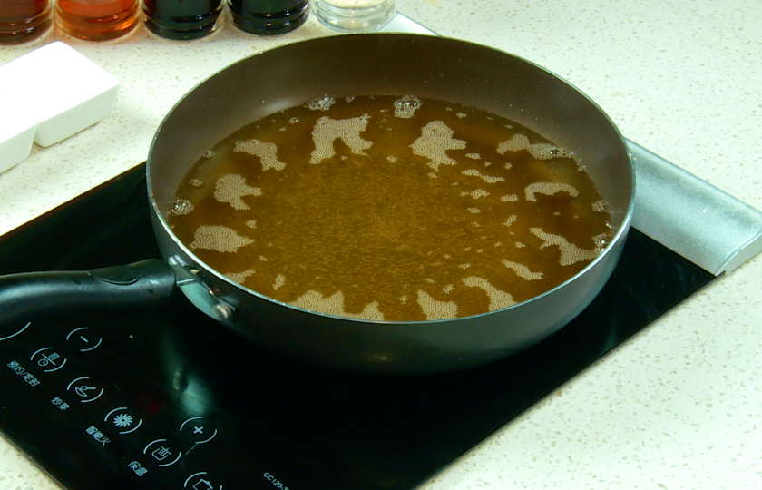 Pour half a small pot of oil