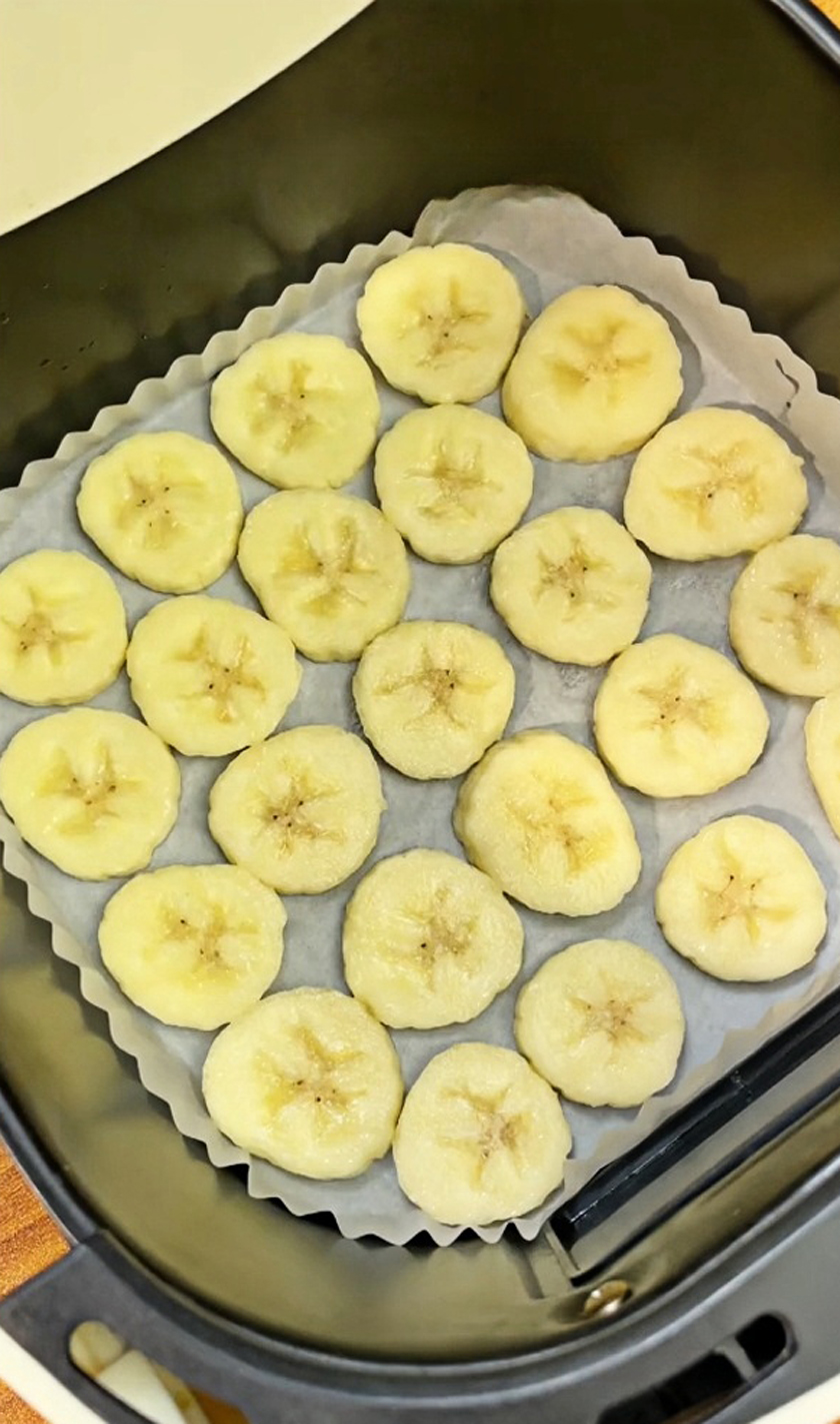 Put banana chips in the air fryer