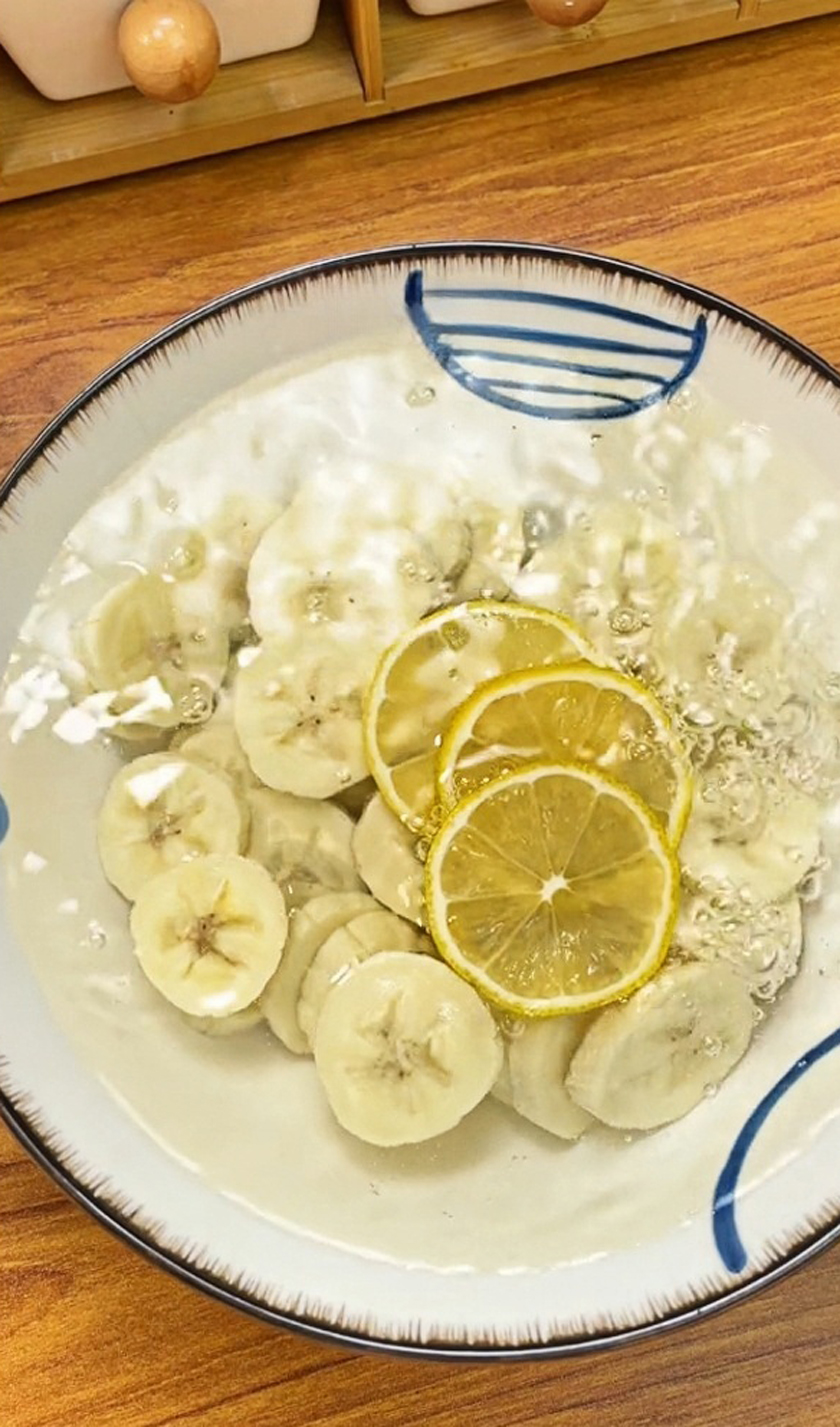 Banana slices in lemonade