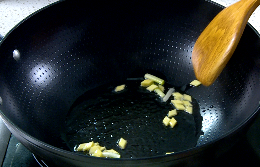 Stir-fry ginger and green onion