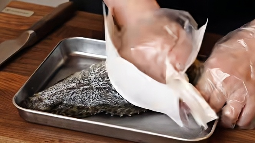 Use kitchen paper to dry the fish