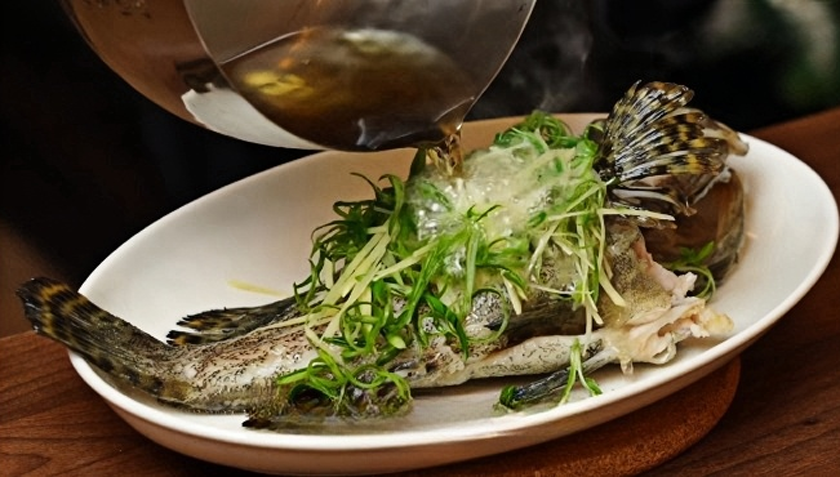 Drizzle hot oil over the steamed grouper