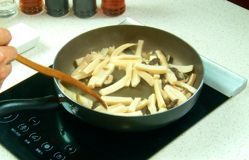 Stir-fry king oyster mushrooms