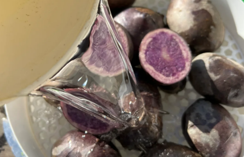 Can purple potatoes be cooked in the microwave? Let’s explore the options!