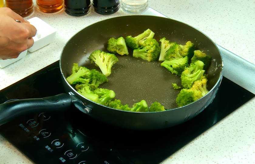 Stir-fry broccoli