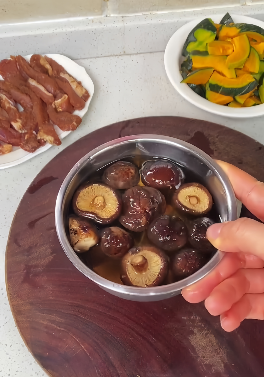 Soak & chop mushrooms