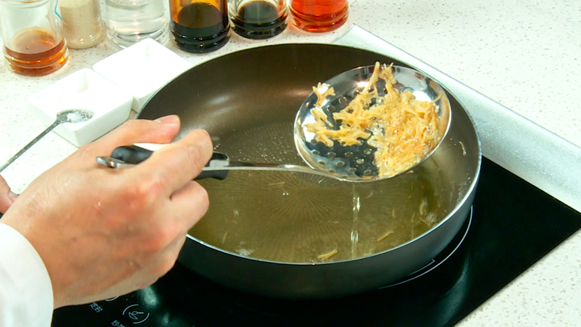 Stir-fry the shredded dried scallops: