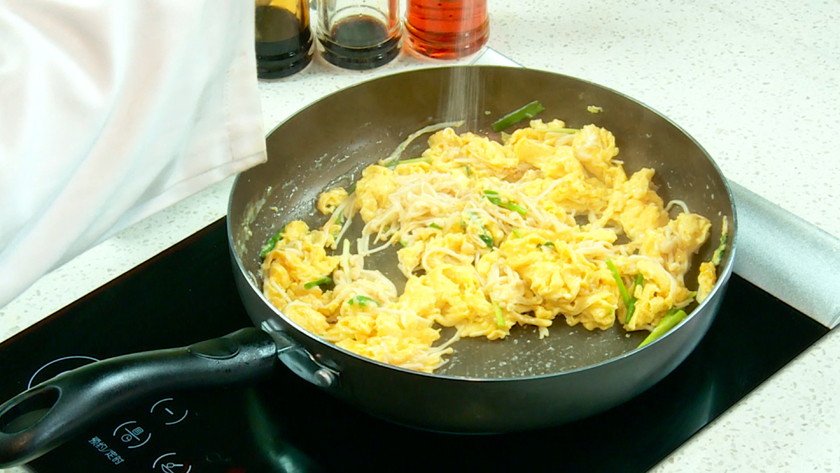 Stir-fried Enoki Mushrooms and Eggs