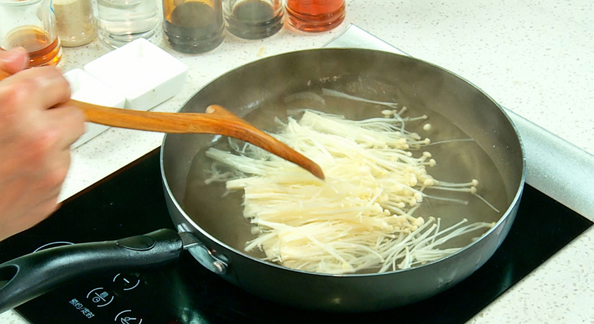 Enoki Mushroom With Egg Recipe COOKING STEP 4