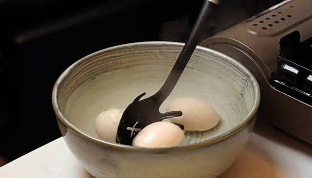 Put the eggs in cold water