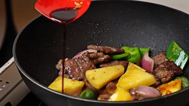 Return the beef to the pan