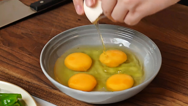 Crack 4 eggs into a bowl