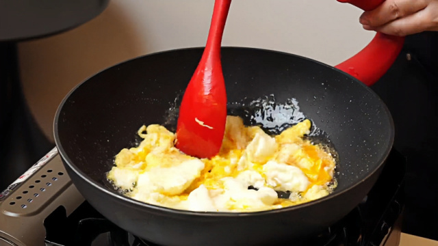 stir-frying eggs