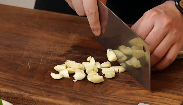 cut garlic