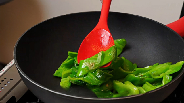 stir-frying green peppers