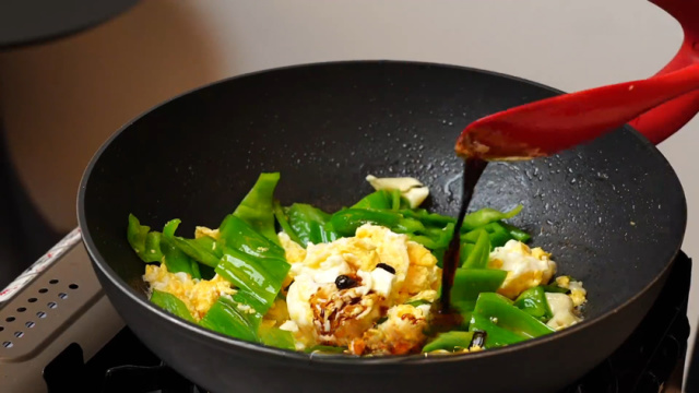 Scrambled Eggs with Green Peppers