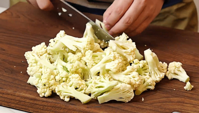 Prepare the cauliflower